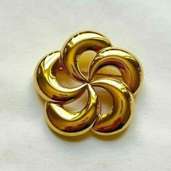 Monet Jewelry - Vintage MONET Brooch Pin Signed Round Floral Shape Gold Tone Scarf Pin